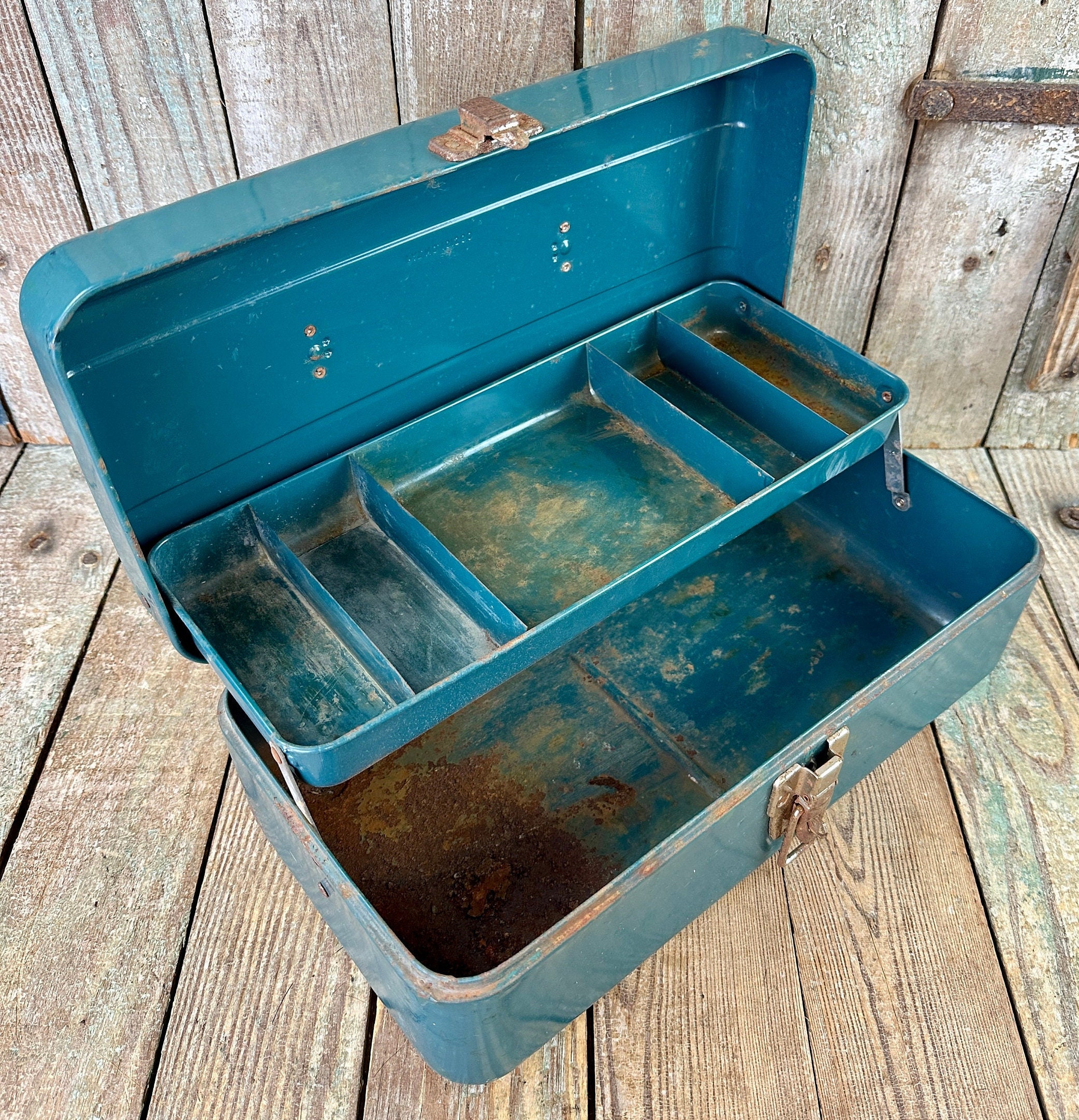 Rusty Old Tackle Box Vintage Metal Fishing Carrying Case Repurposed Decor -   Denmark
