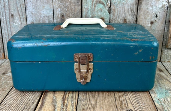 Rusty Old Tackle Box Vintage Metal Fishing Carrying Case Repurposed Decor -   Israel