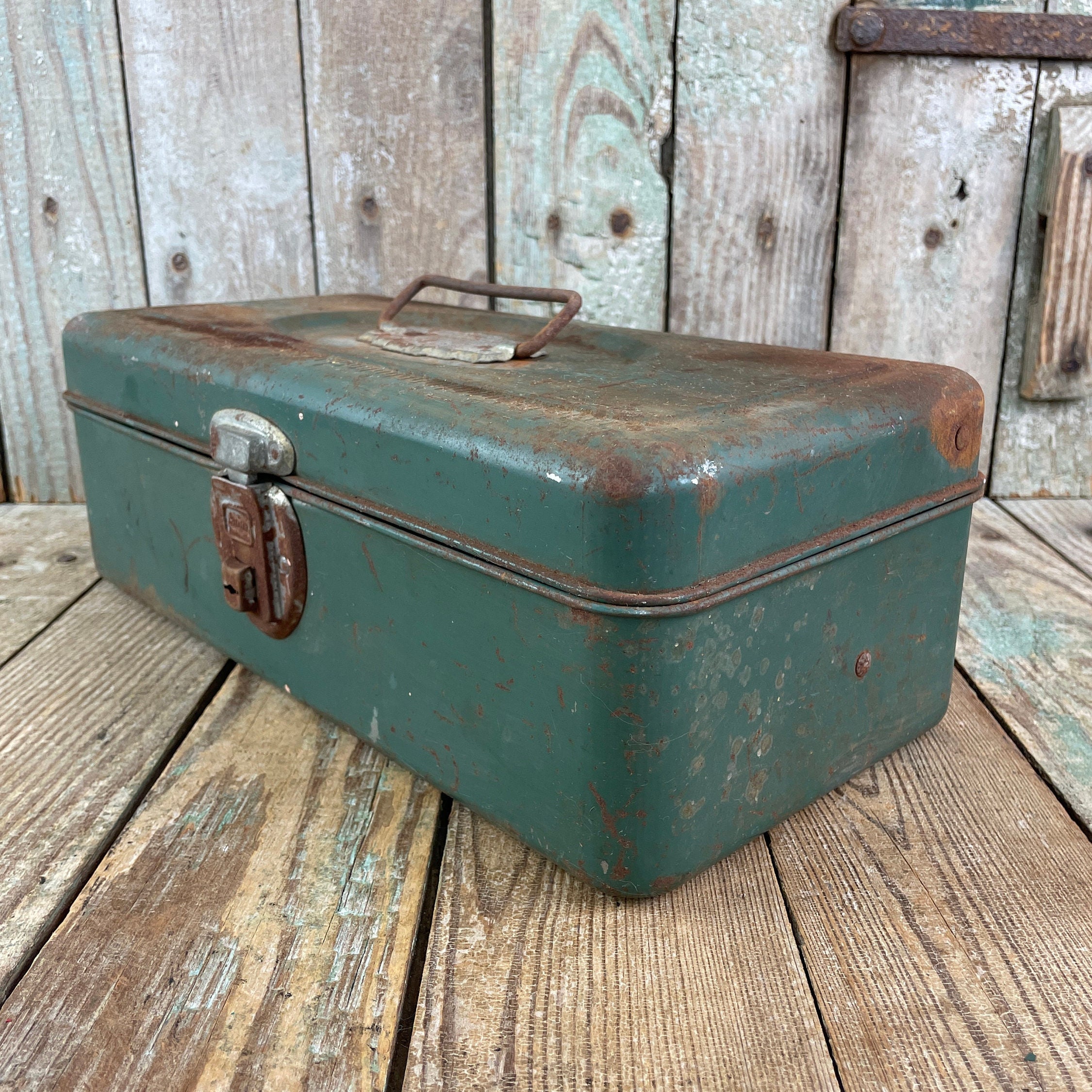 Green Tackle Box, Vintage Tacklebox, Toolbox, Rustic Tool Storage, Fishing  Tackle Carrier, Vintage Storage, Industrial Decor, Utility 