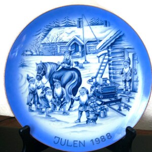 Julen 1988 Collectible Christmas Plate Plate with Horse and dwarfs, Blue and White plate.Wall decor. Wall plate