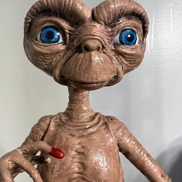 Captivating Hand-Painted E.T. 3D Printed Figures - Choose Your Size for Movie Magic at Home!