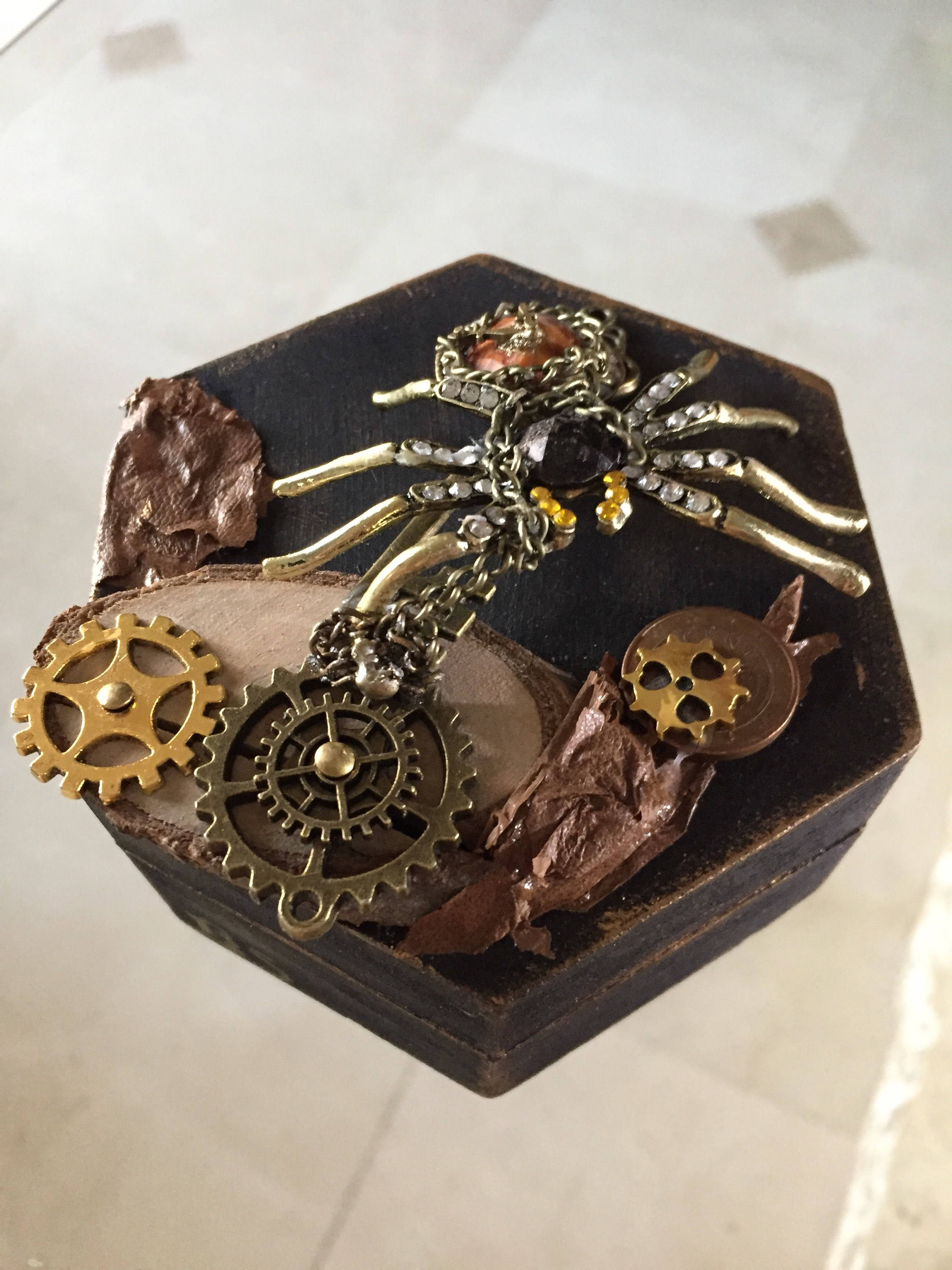box hexagonal spider steampunk with movement