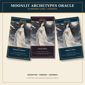 Può includere: Tre carte oracolo rettangolari intitolate Moonlit Archetypes Oracle, 36 Printable Cards + Guidebook. Ogni carta presenta un'illustrazione di Yuki-onna in un kimono bianco su uno sfondo notturno innevato, con testo su Archetype, Shadow e Guidance.