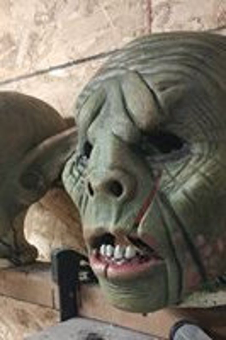 Masque en latex d/'orque t\u00eate compl\u00e8te Full-head latex orc mask