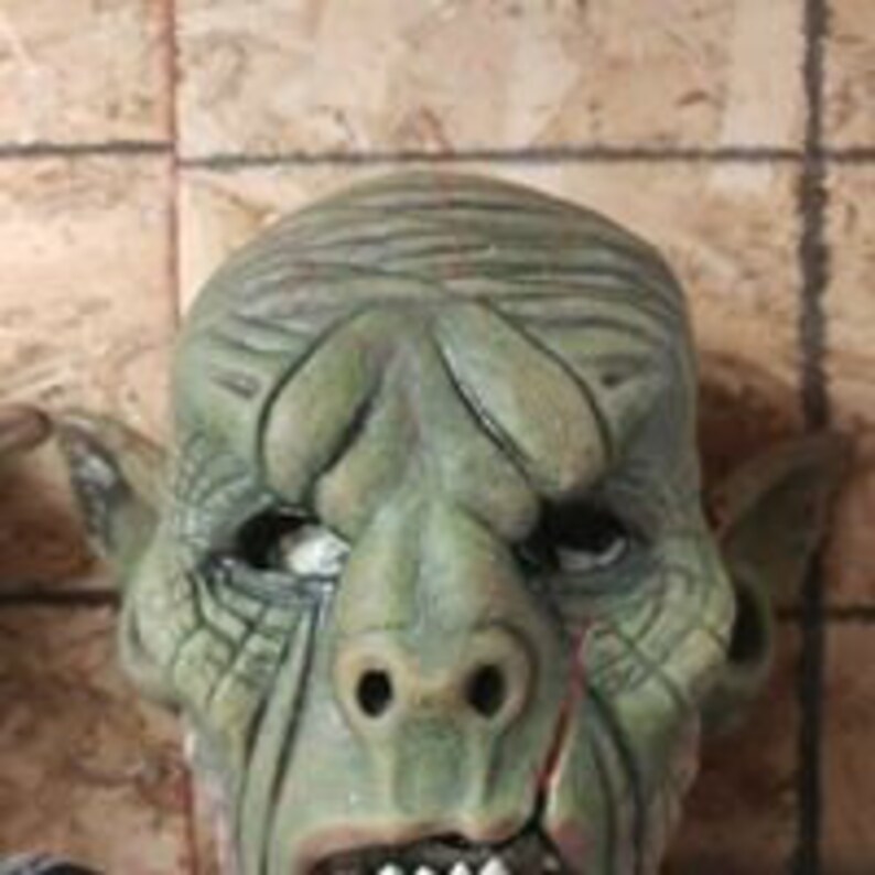 Masque en latex d/'orque t\u00eate compl\u00e8te Full-head latex orc mask