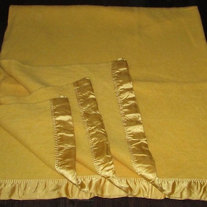 Vintage KENWOOD  Canada 100%  pure wool yellow blanket/yellow satin border /jolie couverture en pure laine KENWOOD CANADA jaune 70"X79"