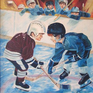 Puede incluir: Dos j&oacute;venes jugadores de hockey con jerseys granate y azul se enfrentan en una pista de hielo azul. Sostienen palos de hockey y llevan cascos. El fondo muestra a un grupo de ni&ntilde;os con uniformes de hockey viendo el partido.