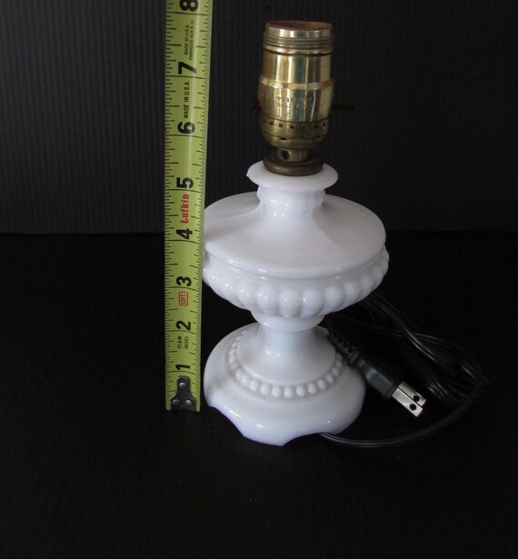 Beautiful vintage or retro milk glass table lamp/V