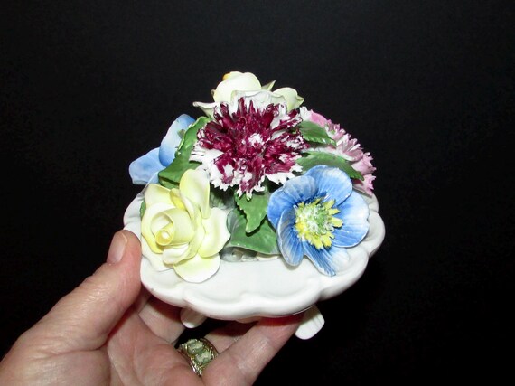 Beautiful porcelain flowers bouquet in a footed vase RADNOR/ pretty porcelain flowers bouquet in a footed vase RADNOR ENGLAND