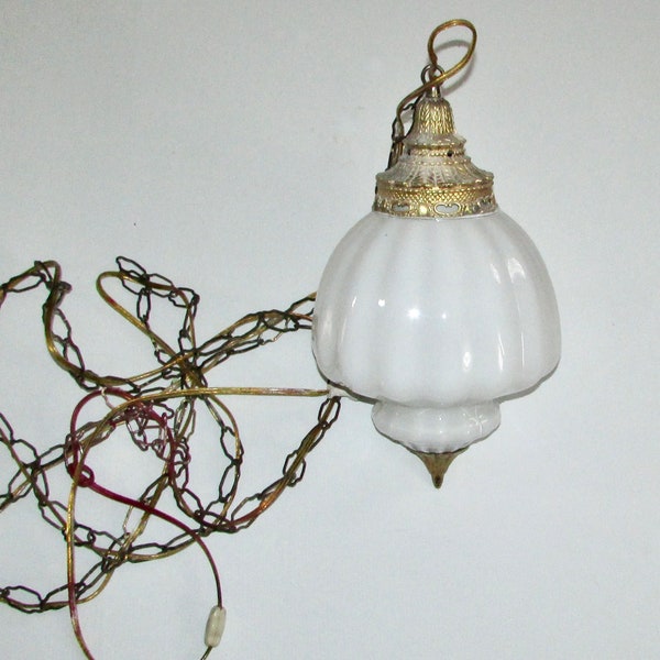 Vtg white glass/ gold metal ware rétro  ceiling fixture/long chain/joli plafonnier en verre  blanc/attache métal doré avec longue chaine