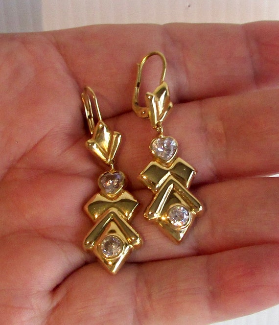 Beautiful pair of 18 karat gold pierced earrings w