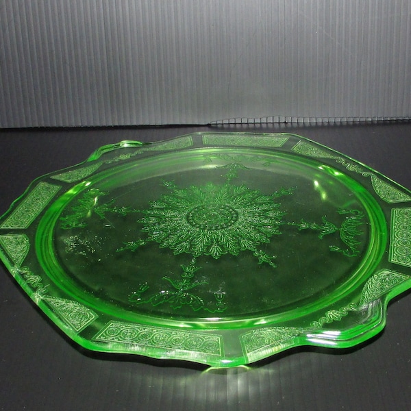 Vintage  beautiful  luminous green depression glass cake plate/ assiette à gâteau de verre couleur vert lumineux  période depression glass