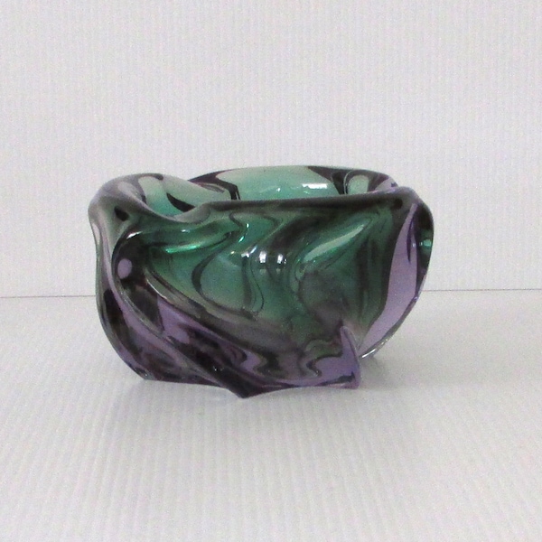 vtg superb  round art blowned glass green /purple vase / superbe vase  en verre soufflée rond  pourpre et vert haut  3"