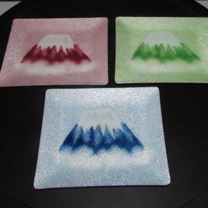 Collectable group of 3 Ando cloisonne japanese  mount fuji enamel plates/ Groupe de 3 assiettes en émail Ando cloisonné  mont Fuji