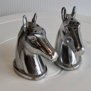 Vintage  collectable salt & pepper chrome horse set /ensemble sel et poivre cheval  en métal chrome à collectionner