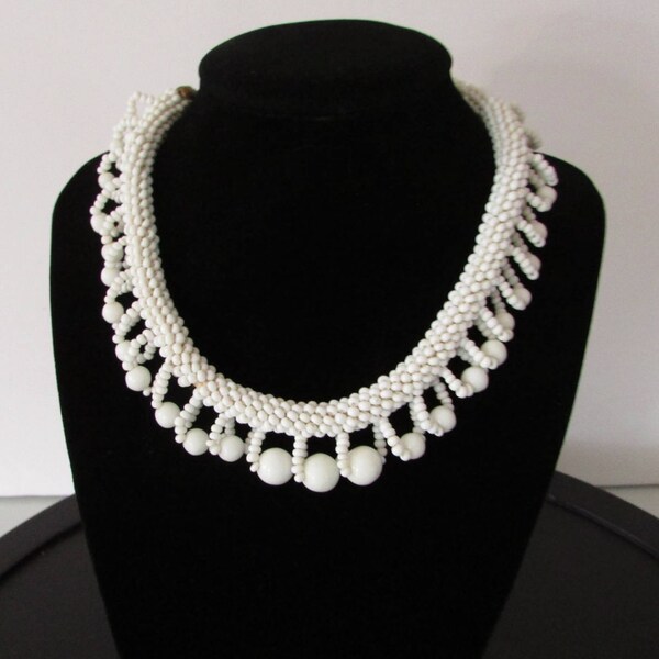 Très joli collier en perles de verres blanches antique / very beautiful antique white glass pearl necklace   15"  ref: 95