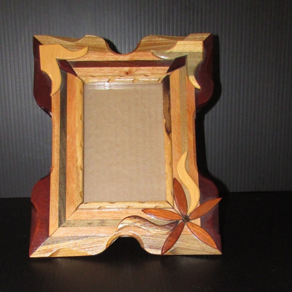 Superbe  artisanal wood picture frame 9" x 11" for  4"1/2 6"1/2 approx./Superbe cadre en bois artisanal  9"x 11" pour 4"1/2 X 6"1/2 approx.
