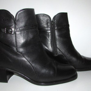 Vintage woman black real leather COLLÈGE ankle boot made in CANADA sz 9