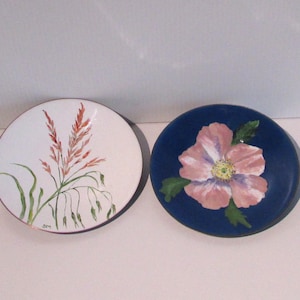 Superbe  (2) decorative enamel plates signed SHEILA McFARLANE/ (2) assiettes décoratives en émail signé Sheila McFarlane 5&quot; approx.
