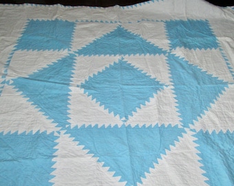 Edredón vintage de algodón con motivos geométricos en blanco y turquesa, hecho a mano. Precioso edredón de algodón acolchado a mano con motivos geométricos en blanco y turquesa, 190 x 203 cm.