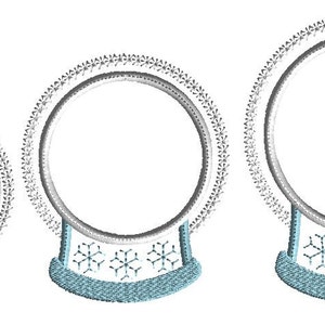 K&ouml;nnte beinhalten: Drei Schneekugel-Stickmotive mit wei&szlig;en Umrissen und blauen Schneeflocken-Details. Die Schneekugeln sind in verschiedenen Gr&ouml;&szlig;en, die gr&ouml;&szlig;te oben und die kleinste unten.