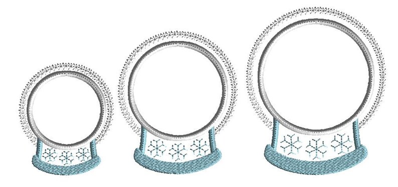 K&ouml;nnte beinhalten: Drei Schneekugel-Stickmotive mit wei&szlig;en Umrissen und blauen Schneeflocken-Details. Die Schneekugeln sind in verschiedenen Gr&ouml;&szlig;en, die gr&ouml;&szlig;te oben und die kleinste unten.