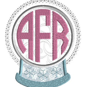 K&ouml;nnte beinhalten: Eine wei&szlig;e Schneekugel mit einem rosafarbenen Monogramm "A F R" und einem blauen Sockel mit einem wei&szlig;en Schneeflockenmuster.