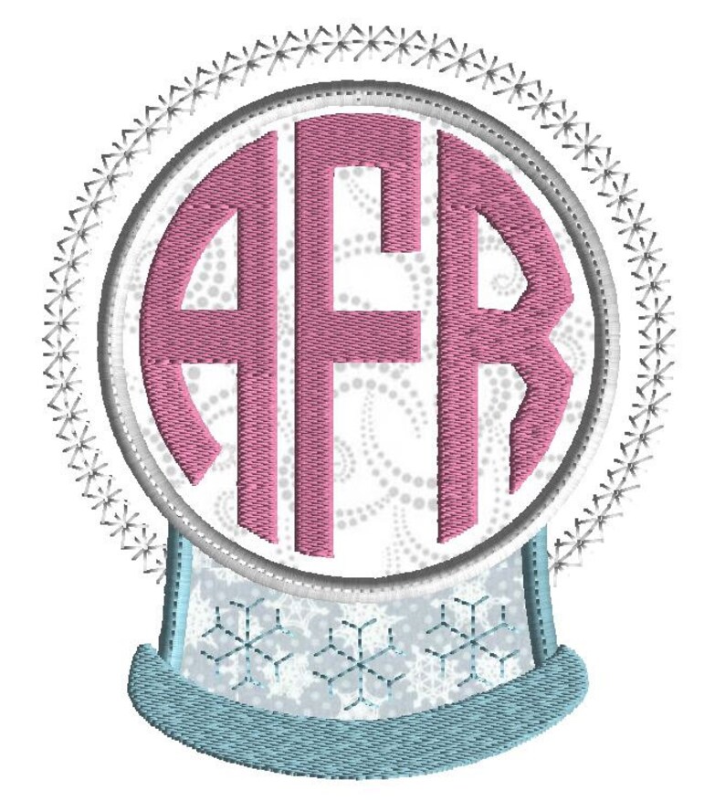 K&ouml;nnte beinhalten: Eine wei&szlig;e Schneekugel mit einem rosafarbenen Monogramm "A F R" und einem blauen Sockel mit einem wei&szlig;en Schneeflockenmuster.
