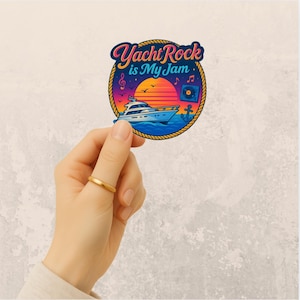 Può includere: Un adesivo colorato con la scritta "Yacht Rock is My Jam". Il design presenta uno yacht su onde blu, un tramonto, note musicali e un'ancora. L'adesivo è tenuto in mano.