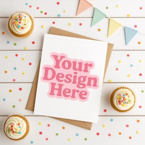 Maqueta de tarjeta de cumpleaños PNG: Tarjeta de felicitación con cupcakes y confeti, diseño plano con sobre kraft / Descarga digital de alta resolución / Maqueta de invitación