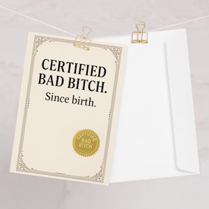 Biglietto di auguri di compleanno "Certified Bad Bitch" - Biglietto di auguri divertente in stile certificato ufficiale - Biglietto femminista sarcastico per lei - Biglietto fisico 5x7