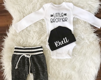 Menino recém-nascido/presente para recém-nascido/conjunto de irmão mais novo/chapéu com nome de bebê personalizado/presente de chá de bebê/irmão mais novo