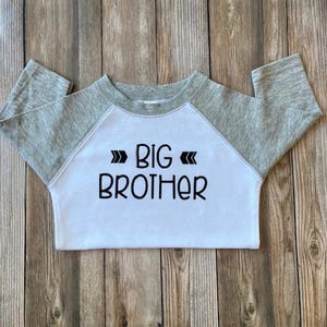 Camiseta de hermano mayor, hermano mayor, hermano pequeño, camiseta raglán de hermano mayor, blanco y negro, anuncio de embarazo de hermano mayor, camisetas para hermanos grandes