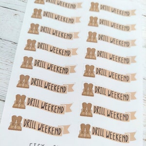以下が含まれることがあります： 14枚の茶色と白のステッカーのシート。各ステッカーには「DRILL WEEKEND」というテキストと、茶色のブーツのペアが描かれています。「ETSY: THE RENSCH NOOK」というテキストがシートの下部に書かれています。
