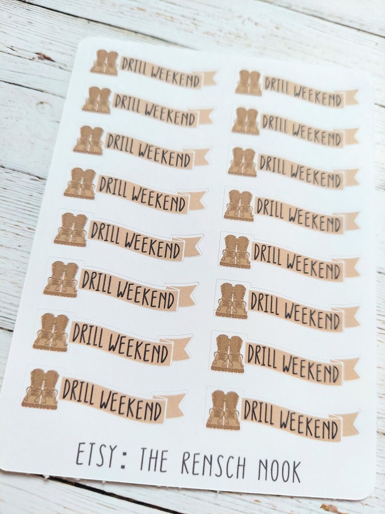 以下が含まれることがあります： 14枚の茶色と白のステッカーのシート。各ステッカーには「DRILL WEEKEND」というテキストと、茶色のブーツのペアが描かれています。「ETSY: THE RENSCH NOOK」というテキストがシートの下部に書かれています。