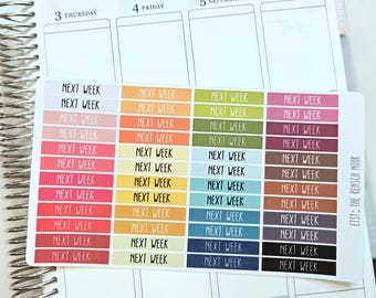 Könnte beinhalten: Ein Blatt mit bunten Aufklebern mit dem Text "Next Week", der mehrmals wiederholt wird. Die Aufkleber sind in Reihen und Spalten angeordnet, wobei jede Reihe eine andere Farbe hat.