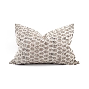 Almohada de diseño, tamaño lumbar, almohada de lino con estampado de bloque batik de flores pequeñas blancas imagen 1