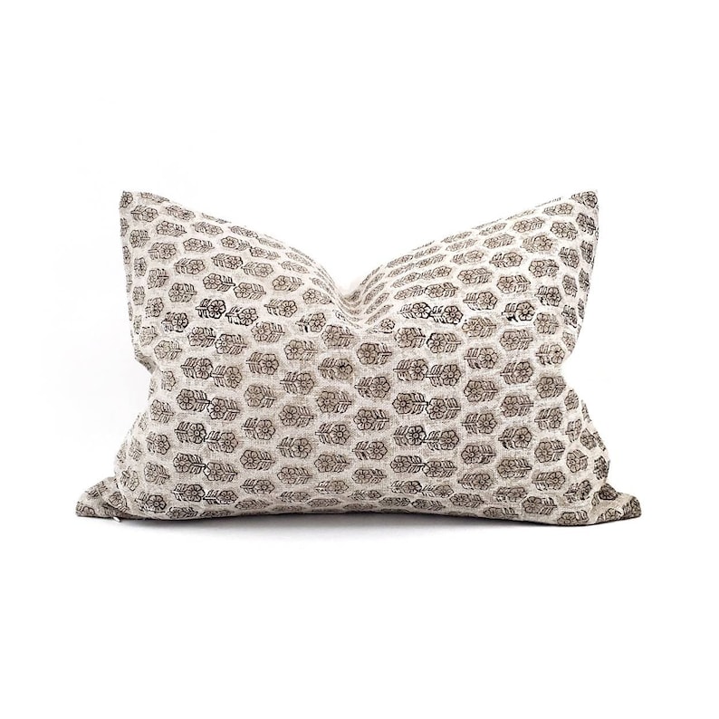 Almohada de diseño, tamaño lumbar, almohada de lino con estampado de bloque batik de flores pequeñas blancas imagen 1