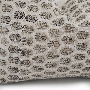 Almohada de diseño, tamaño lumbar, almohada de lino con estampado de bloque batik de flores pequeñas blancas imagen 4