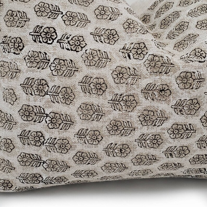 Almohada de diseño, tamaño lumbar, almohada de lino con estampado de bloque batik de flores pequeñas blancas imagen 4