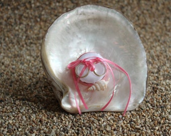 Ring mussel for a maritime wedding ceremony/pink.