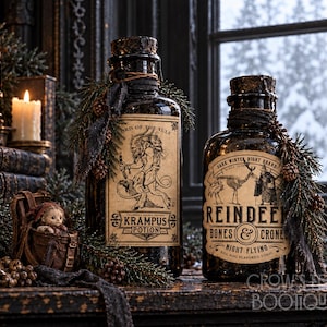 Pu&ograve; includere: Due bottiglie in vetro scuro con tappi di sughero, decorate con rami di pino e piccole pigne. La bottiglia a sinistra presenta un'etichetta Krampus Potion, quella a destra un'etichetta Reindeer Bones & Crone Night Flying.