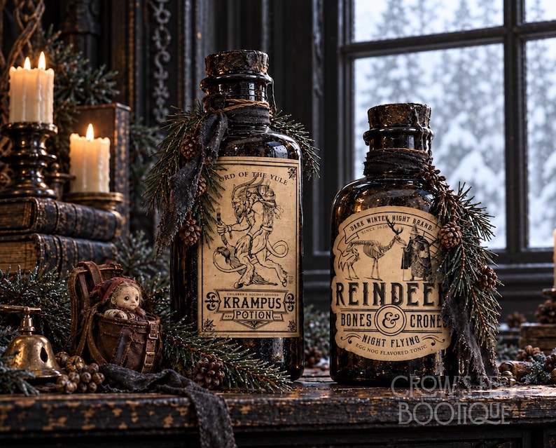 Pu&ograve; includere: Due bottiglie in vetro scuro con tappi di sughero, decorate con rami di pino e piccole pigne. La bottiglia a sinistra presenta un'etichetta Krampus Potion, quella a destra un'etichetta Reindeer Bones & Crone Night Flying.