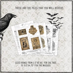 Pu&ograve; includere: Un set di file digitali con etichette in stile vintage che includono Mistletoe, Wassail e Krampus. Le grafiche mostrano un corvo nero e pipistrelli. Testo: These are the files that you will receive: Sizes range from 6,35 cm x 7,24 cm for the tree to 8,89 cm x 12,07 cm for the Wassail.