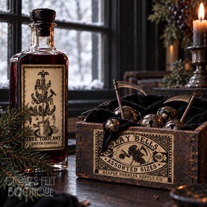 Pu&ograve; includere: Una bottiglia di vetro riempita di liquido rosso scuro etichettata Tree Toxicant Conifer Cordial accanto a una cassa di legno etichettata Slay Bells Assorted Sizes Reaper Harness Supply Co. contenente campanelli metallici e piccoli ornamenti a forma di falce.