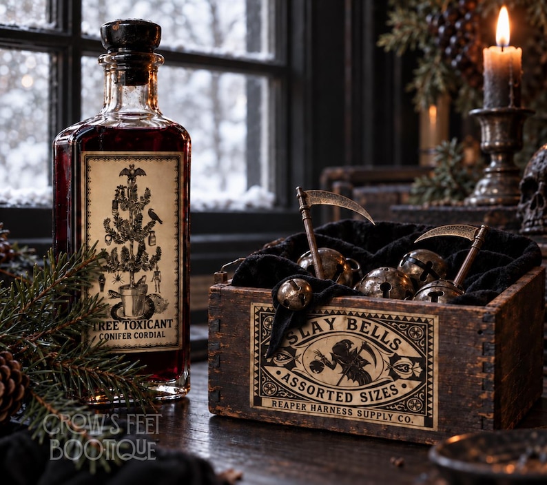 Pu&ograve; includere: Una bottiglia di vetro riempita di liquido rosso scuro etichettata Tree Toxicant Conifer Cordial accanto a una cassa di legno etichettata Slay Bells Assorted Sizes Reaper Harness Supply Co. contenente campanelli metallici e piccoli ornamenti a forma di falce.