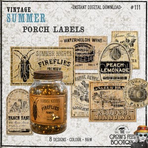Op de afbeelding: Een verzameling van acht vintage-stijl zomerse veranda-labels met diverse illustraties en teksten, waaronder Fireflies, Watermelon Wine, Peach Lemonade en Tomato Paste, weergegeven naast een glazen pot gevuld met gloeiende lichtjes.