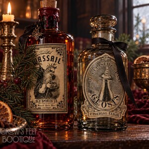 Pu&ograve; includere: Due bottiglie di vetro con etichette in stile vintage. La bottiglia a sinistra contiene liquido ambrato, sigillata con sughero e ceralacca rossa, etichettata Tainted Wassail Old Spirits Co. La bottiglia a destra &egrave; trasparente con un nastro nero.