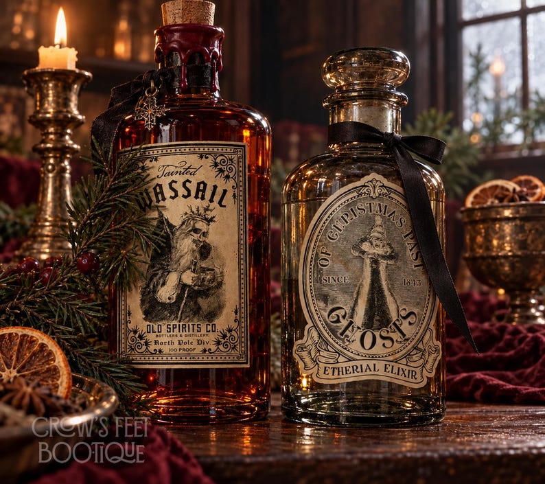 Pu&ograve; includere: Due bottiglie di vetro con etichette in stile vintage. La bottiglia a sinistra contiene liquido ambrato, sigillata con sughero e ceralacca rossa, etichettata Tainted Wassail Old Spirits Co. La bottiglia a destra &egrave; trasparente con un nastro nero.