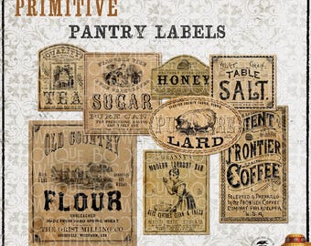 Op de afbeelding: Een verzameling van acht voorraadlabels in vintage-stijl met beige achtergronden en zwarte typografie. De ontwerpen bevatten labels voor thee, suiker, honing, tafelzout, reuzel, bloem, wasmiddel en koffie.